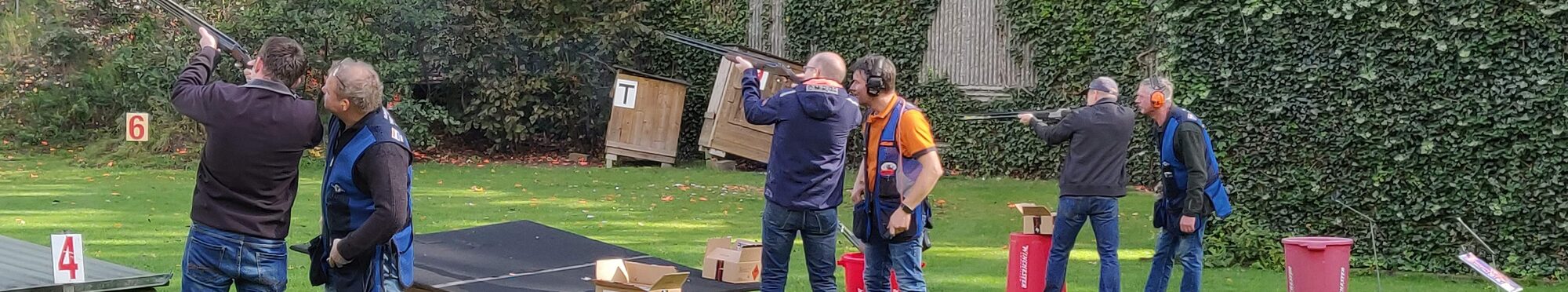 Drei Schützen beim Schießen